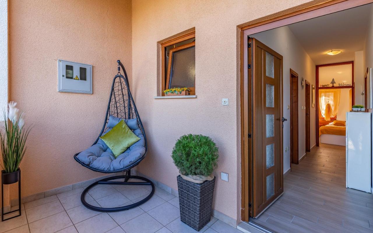Villa Sweet House With Free Parking à Pula Extérieur photo